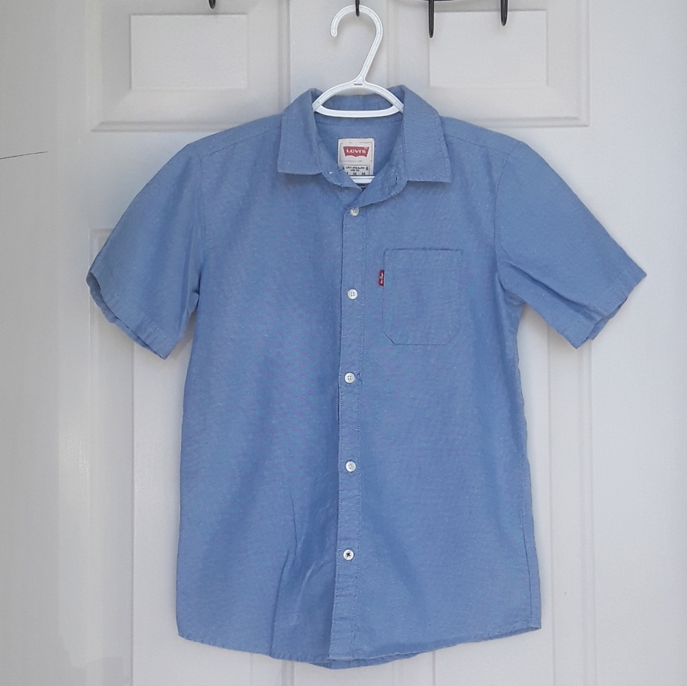 Levi's. Boy's Button Down Shirt. Size: M (10-12)